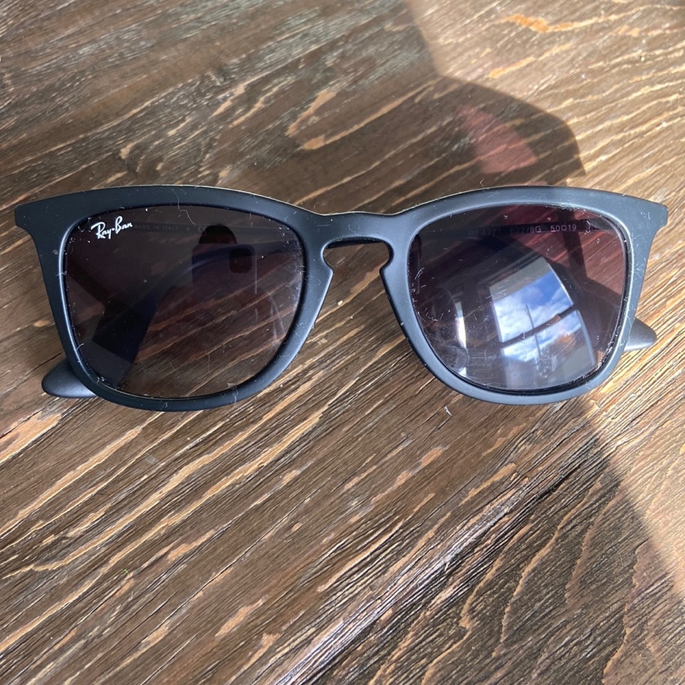 Black ray-ban sunglasses.